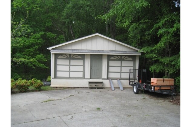 Building Photo - Royal Heights