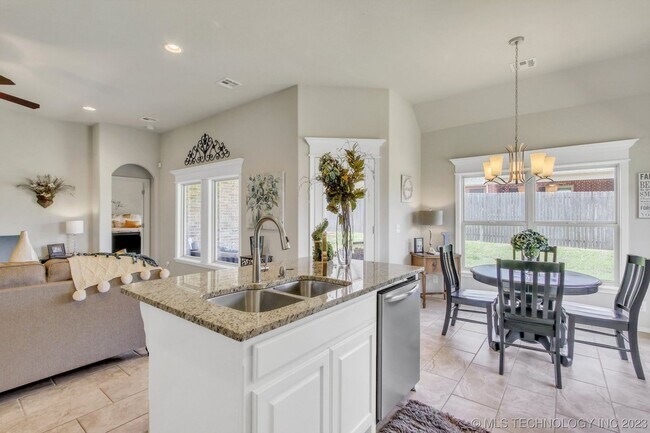 Building Photo - Beautiful 4 Bed 2 Bath Home with 2 car gar...