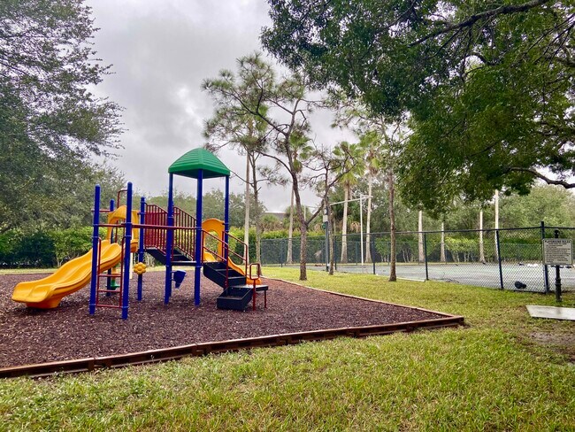 Building Photo - 1600 Crestwood Ct S