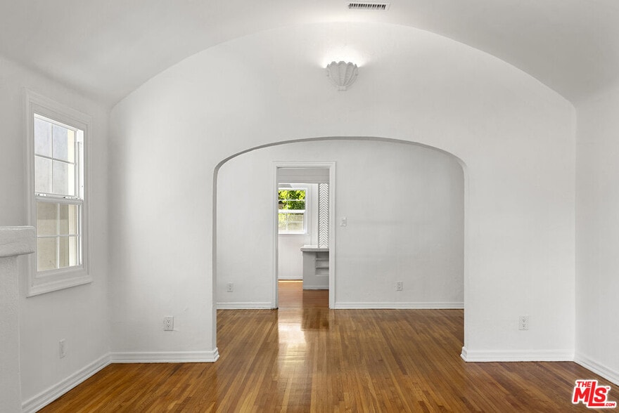 Building Photo - 515 N Kings Rd