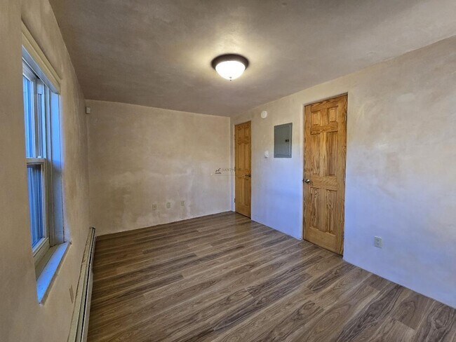 Building Photo - 624 Paulin St