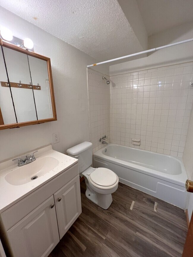 Building Photo - Freshly Renovated 1 Bedroom 1 Bath Unit - Coralville, IA