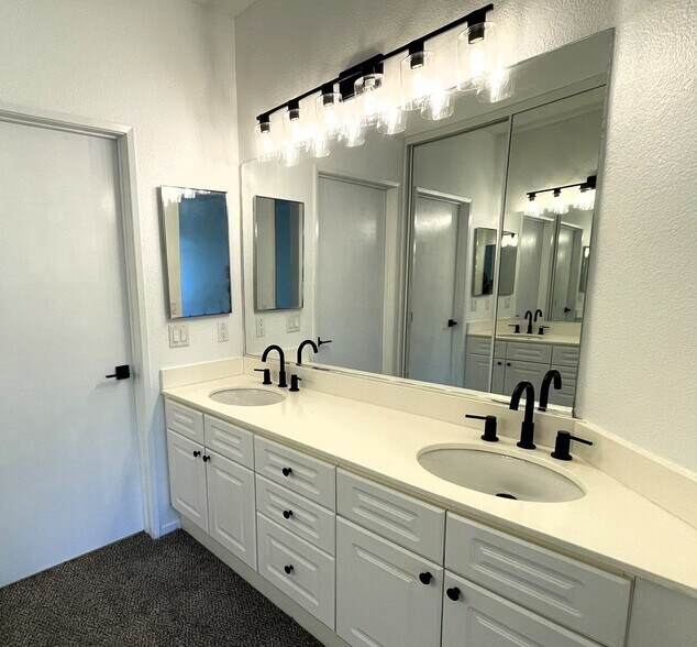 Building Photo - 10776 Sabre Hill Dr