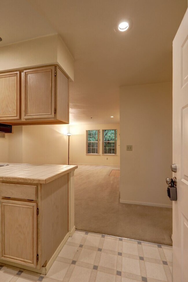 Building Photo - Charming 2BR 2BA Condo in great Bellevue l...