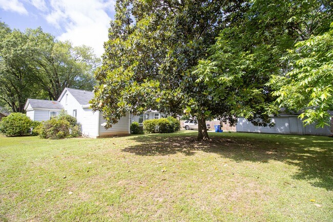 Building Photo - 2715 Kiawah Ave