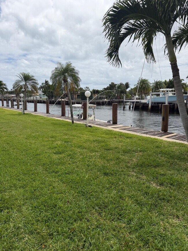 Building Photo - 1100 Pine Dr