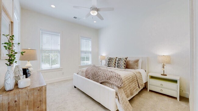 Building Photo - Franklin Gem Walking Distance to Downtown!