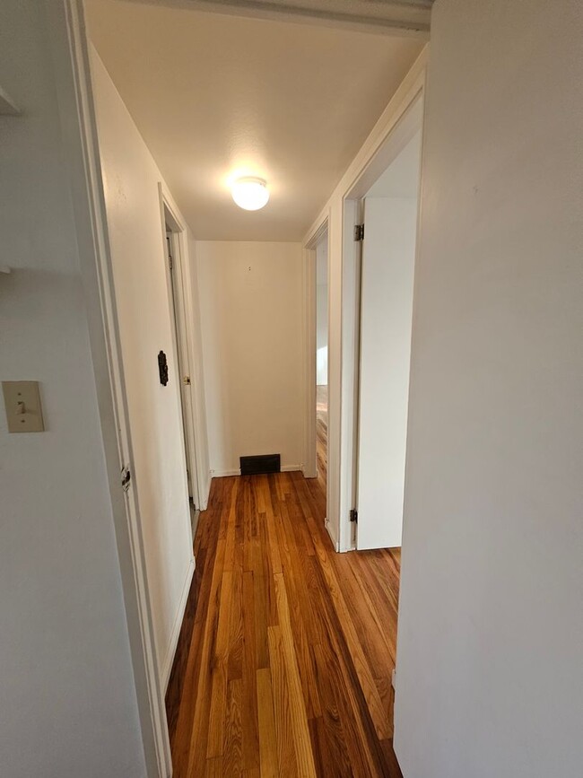 Building Photo - Cozy 2 bedroom for Rent on Rockwood Avenue