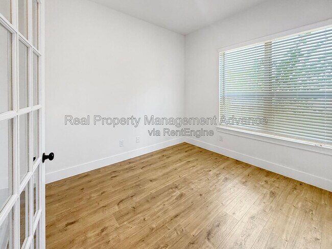 Building Photo - 4400 Elm Spgs St