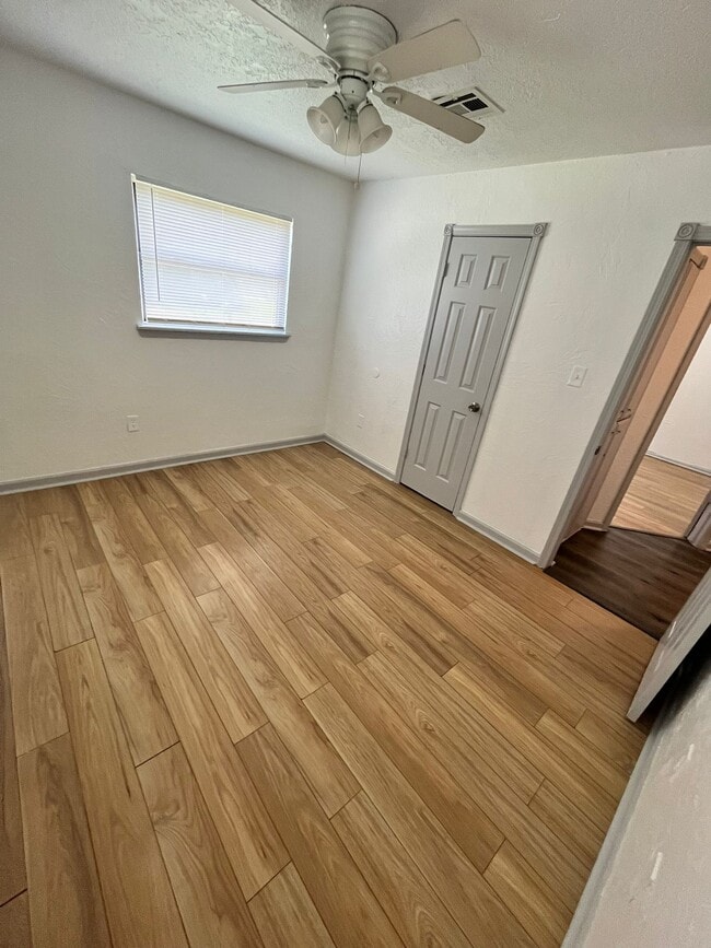 Building Photo - 1413 NW Ozmun Ave