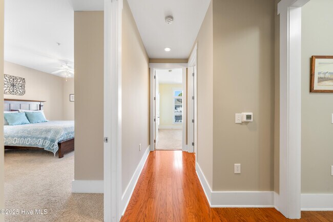 Building Photo - 2537 St James Dr SE