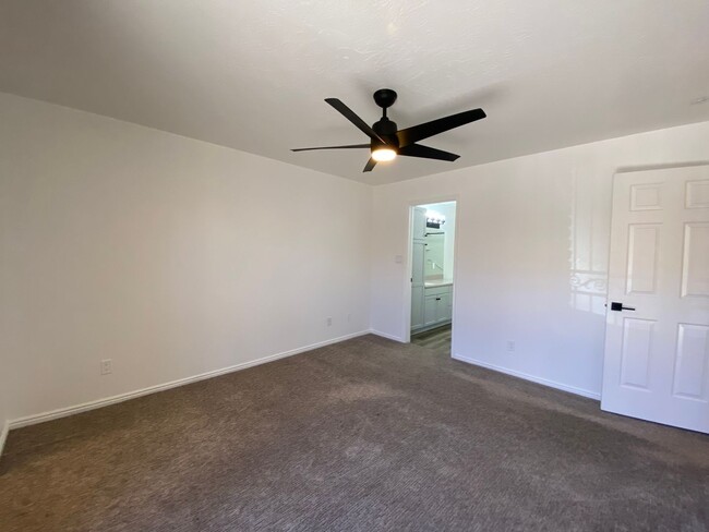Building Photo - REMODELED 2 BEDROOM UNIT DOWNTOWN ST. GEORGE!