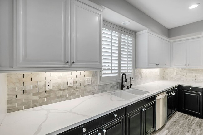 Building Photo - Gorgeous 5 Bedroom Home Behind the Gates i...