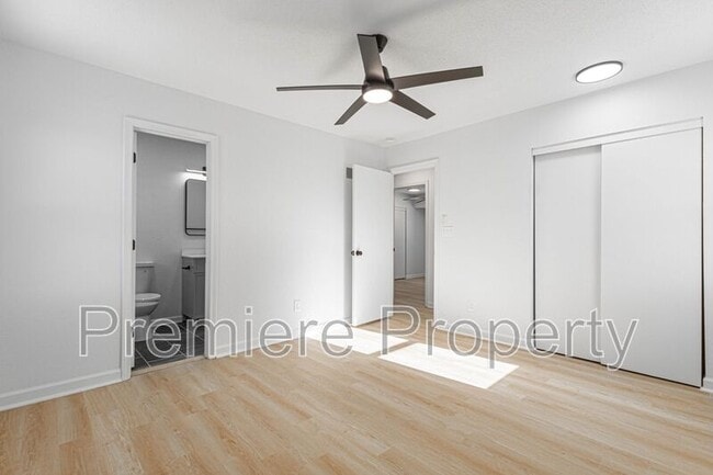 Building Photo - 705 NW Buckingham Pl