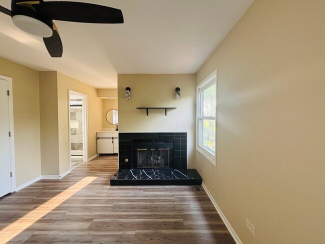 Building Photo - 325 Shadow Bend Dr