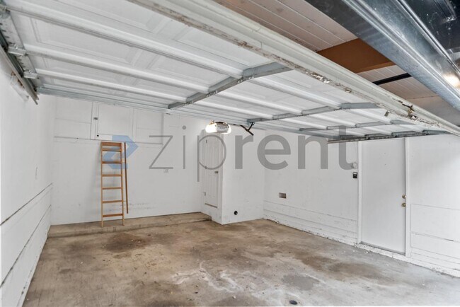 Building Photo - Unit A