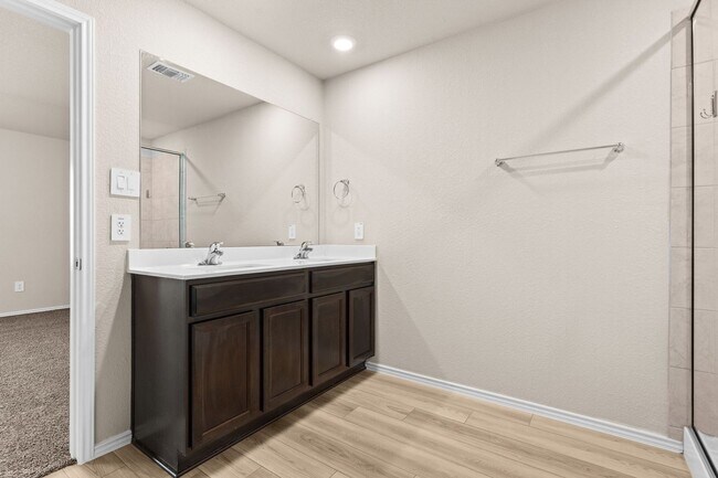 Building Photo - 4 bedroom 2 bath in Creekside Hills with Pool Access