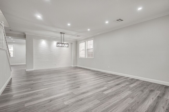 Building Photo - Spacious Family Home with Pool & 3-Car Garage in the Heart of North Las Vegas