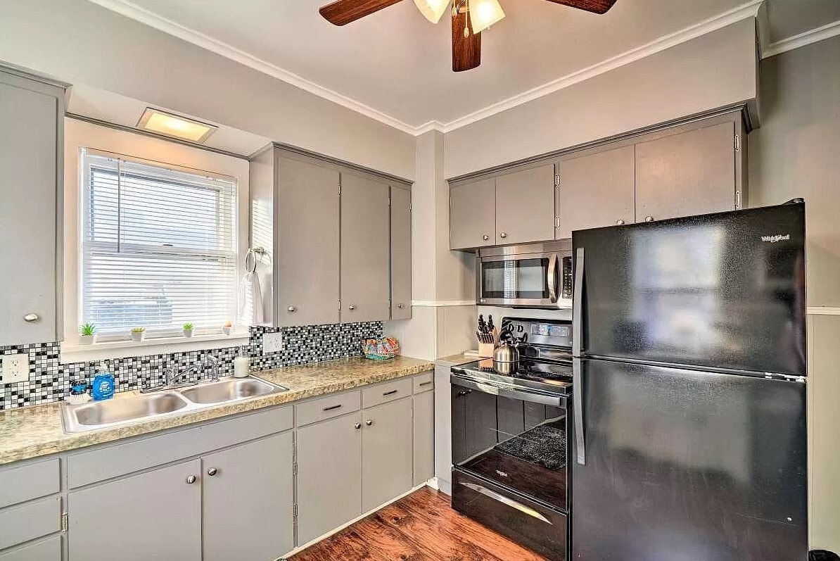 Building Photo - 325 W Spring St