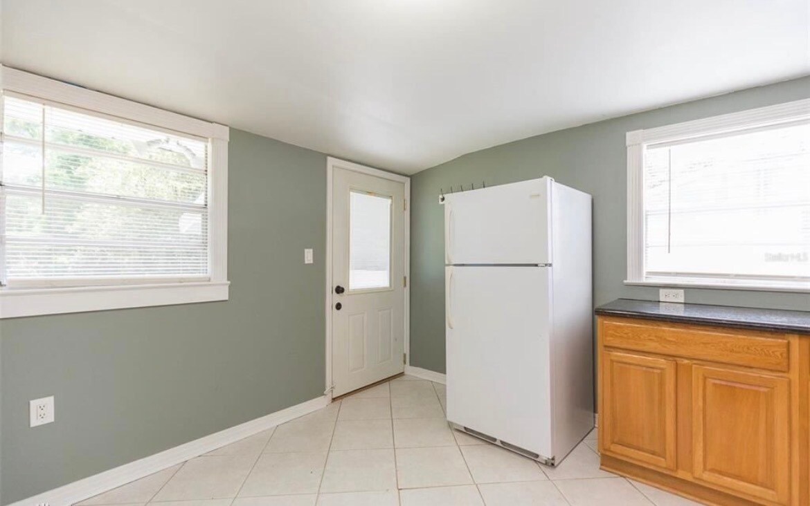 Building Photo - 1221 E Flora St