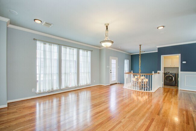 Building Photo - Stunning Three-Bedroom Townhouse Located i...