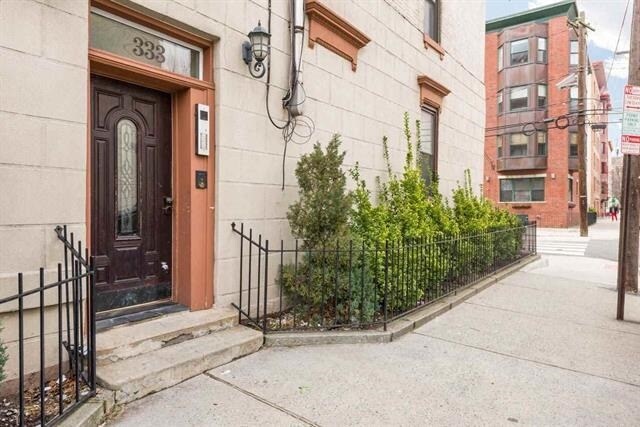 Building Photo - 333 Monroe St