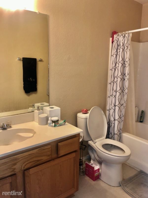 Building Photo - 2 br, 2.5 bath Townhome - 2305 Kingsway Dr