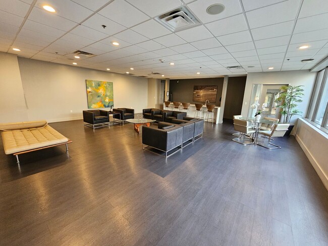 Building Photo - Downtown condo with roof top pool & concie...