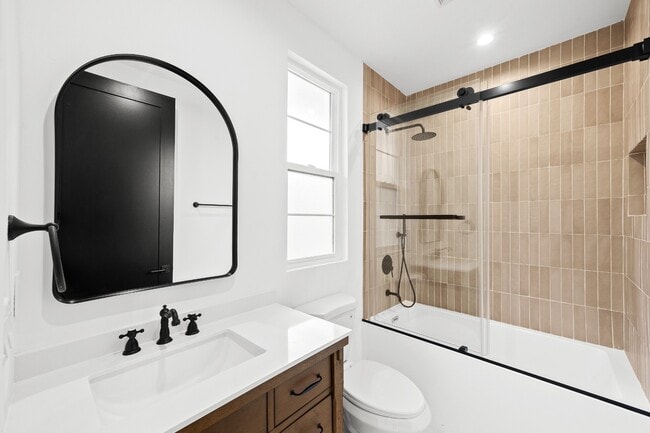 Building Photo - Bright and Spacious Newly Renovated Townhome | 5 Bedroom | 5 Bathroom | Parking Included