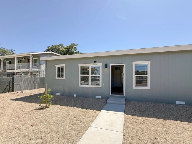 Building Photo - ~ AVAILABLE NOW ~ DUPLEX (LEFT)