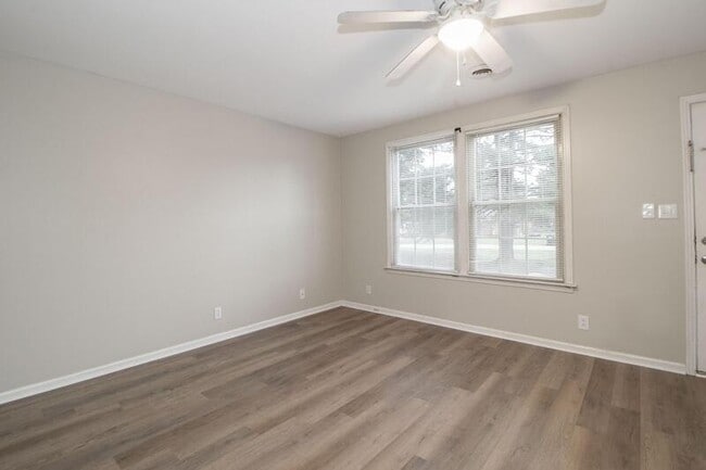 Building Photo - 810-A Golfview Place