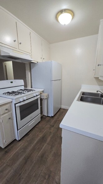 Building Photo - 530 N Wilson Ave