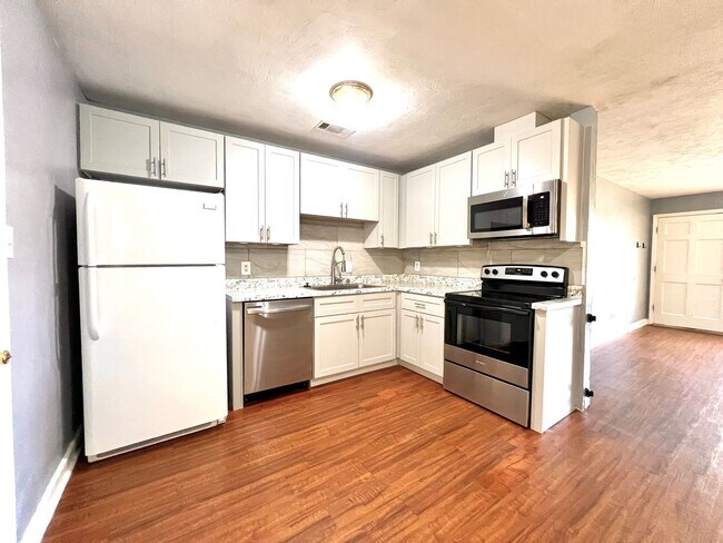 Building Photo - Super house on large private lot