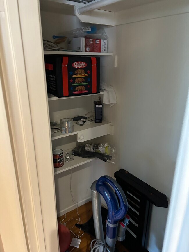 Building Photo - 638 Sheldon St