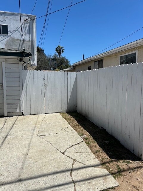 Building Photo - Renovated Upstairs 1-Bedroom with Private ...