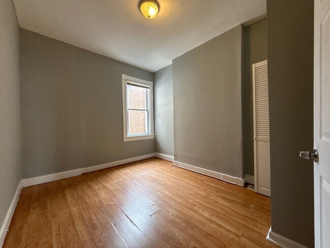 Building Photo - Spacious 4 Bedroom House in Baltimore