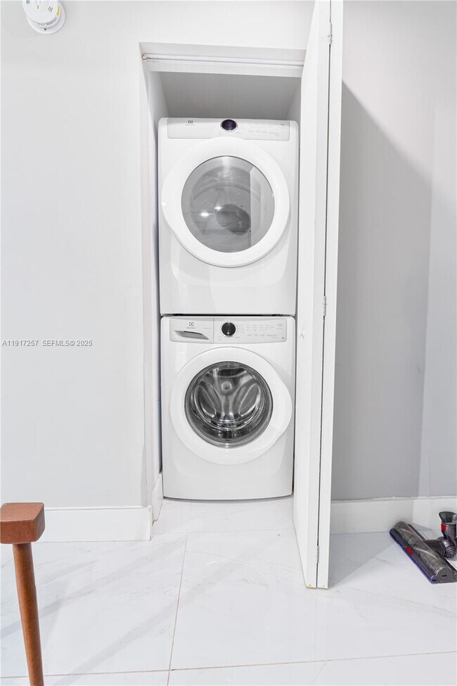 Building Photo - 16385 Biscayne Blvd