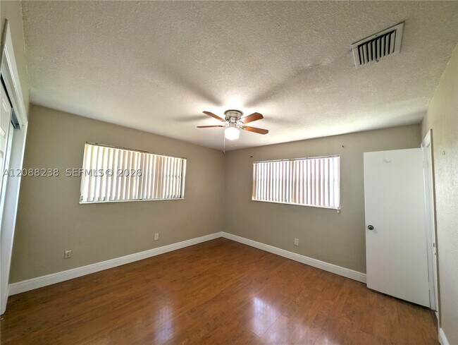 Building Photo - 2912 Sunshine Blvd