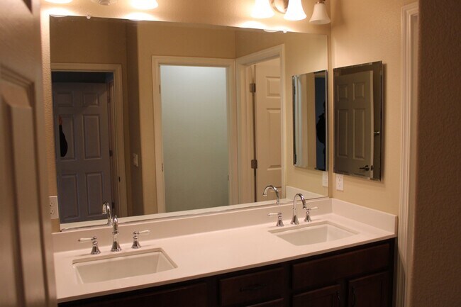 Building Photo - Beautiful 3 Bed, 3 Bath Condo in Perfect M...