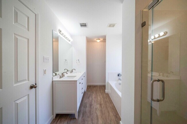 Building Photo - 1600 Big Thicket Dr