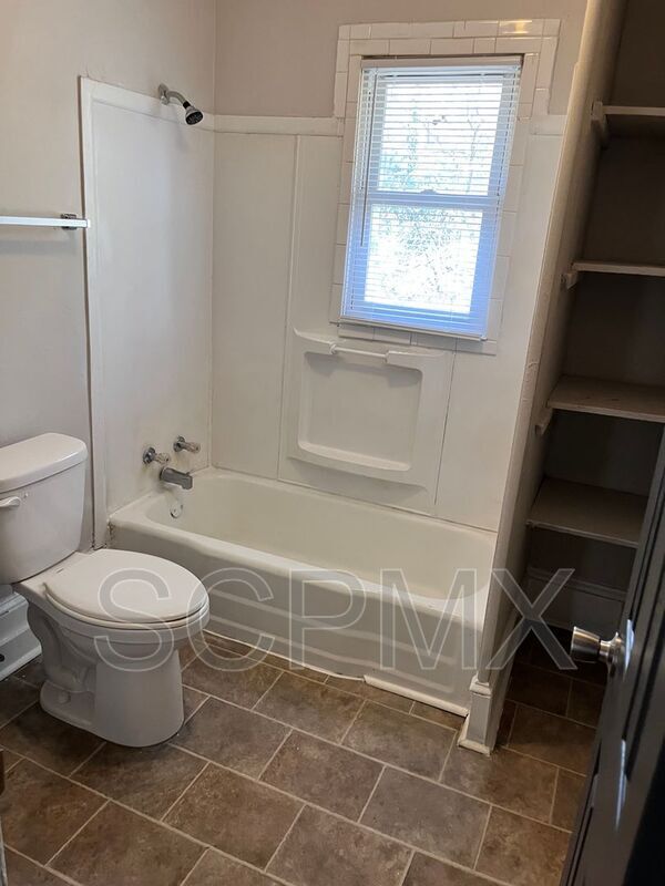 Building Photo - 2428 Crestview Dr