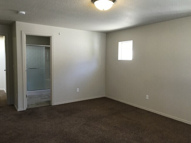 Building Photo - Well Maintained Spacious 4 BD Home with Gr...