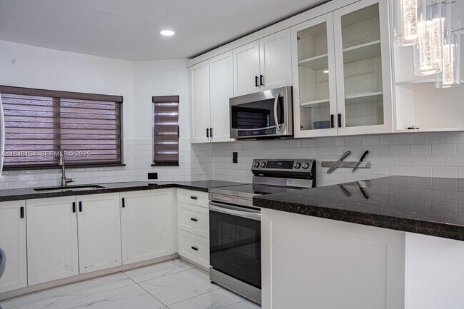 Building Photo - 16710 SW 140th Ave