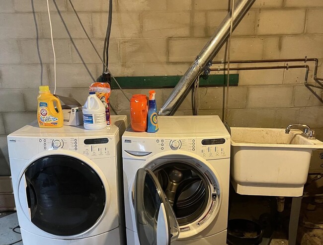 Building Photo - 1008 W Huron St