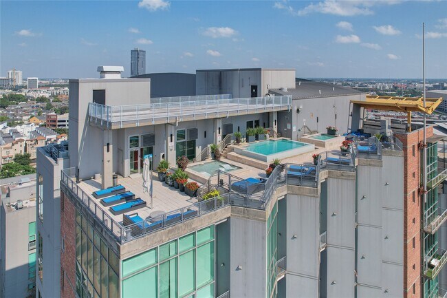 Building Photo - 2000 Bagby St