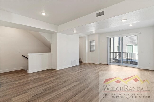 Building Photo - Beautiful 3 Bed 2.5 Bath Townhome in West ...