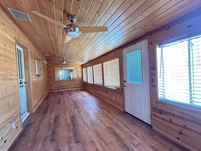 Building Photo - Stunning Remodel, 2 Bed 2 Bath Home with Pool Service!