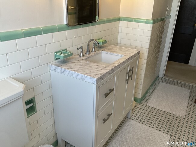 Building Photo - 405 Mohegan Ave Pkwy