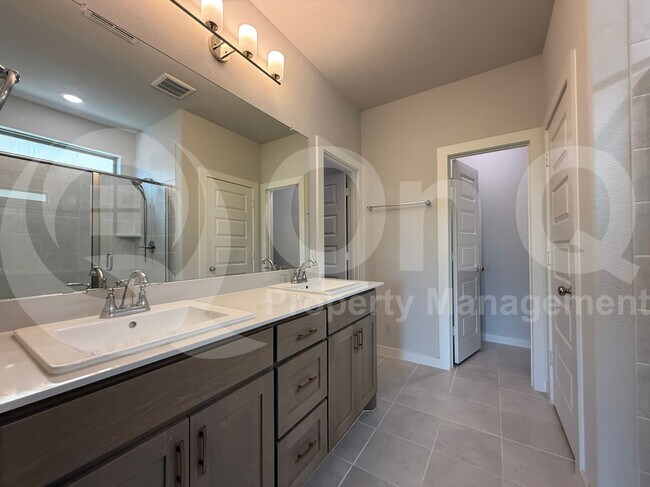 Building Photo - 405 Loganberry Dr