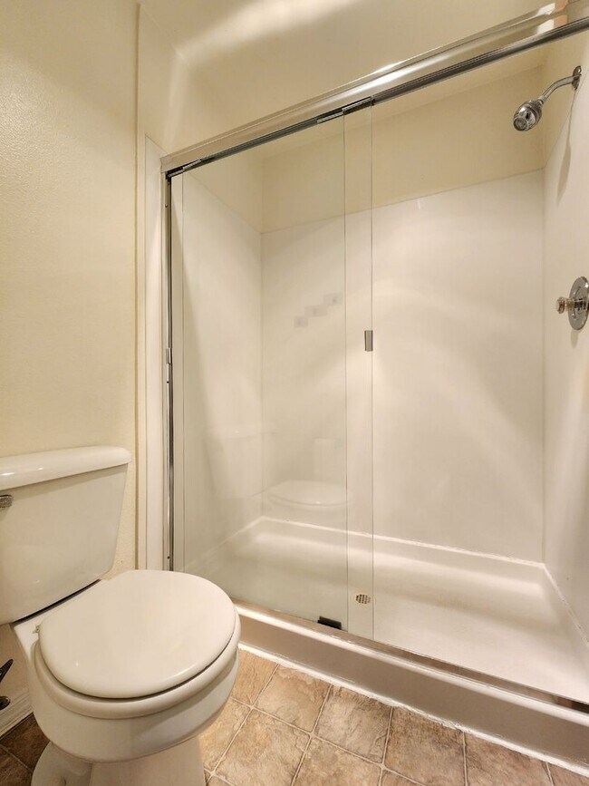 Building Photo - Everett Condo Near Boeing / Bonus 1/2 off 1st Month Rent!
